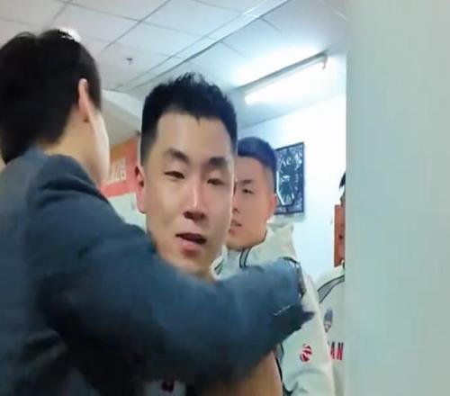 勝同曦更衣室！邱彪克里斯通道迎接全隊，陳林堅怒吼，氛圍感拉滿