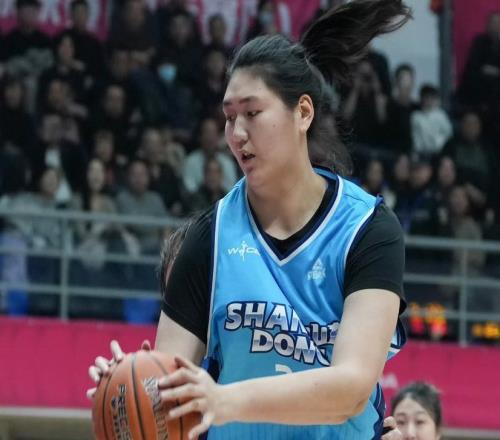 首秀優(yōu)缺點(diǎn)明顯！山東女籃主帥肯定張子宇表現(xiàn)適應(yīng)仍需要時(shí)間