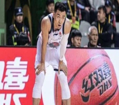 臨危受命！30歲老將挺身而出，砍25分7板11助攻，率隊逆轉比賽！