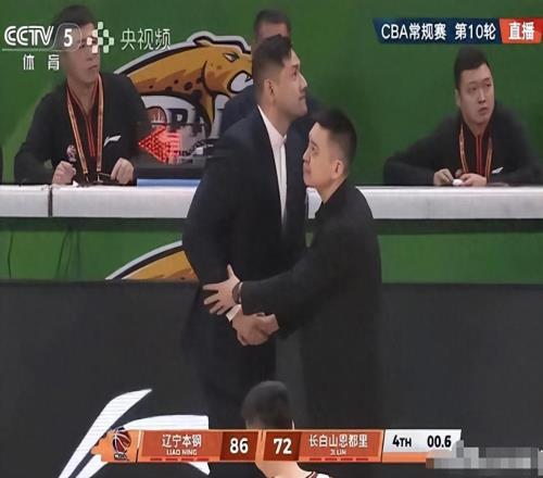 故意放水雪藏当家球星遭四连败，球迷怒斥：输也不是这样演的