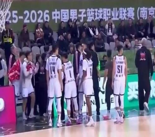 邱彪被罰下卻幫山東隊打破客場不勝魔咒，南京同曦辜負(fù)了裁判美意
