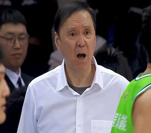 CBA自殺時刻：加時賽最后6秒犯規(guī)，送對手罰球絕殺，主教練氣瘋了