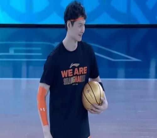 姚明觀戰(zhàn)！上海7連勝大勝終結(jié)廣廈8連勝張鎮(zhèn)麟16分胡金秋22分