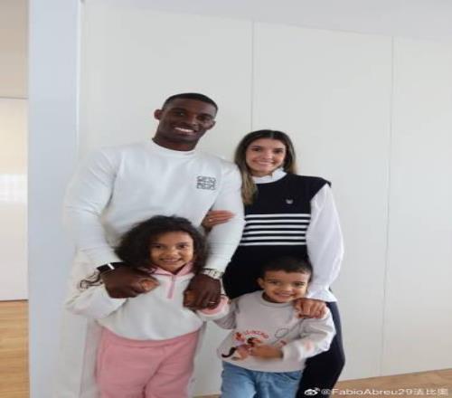 法比奧社媒發(fā)布家庭合照：我的寶貝，別太想我們