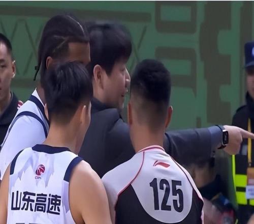 邱彪被激怒，脫下西裝上衣狠狠摔在地上，然后沖向裁判