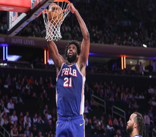 牛，恩比德在76人隊(duì)大勝尼克斯隊(duì)的比賽中完成了本賽季的首次扣籃