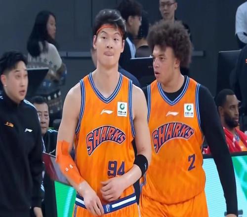 上海22分大勝衛(wèi)冕冠軍，李弘權(quán)18+8洛夫頓18+7+6，胡金秋空砍22分