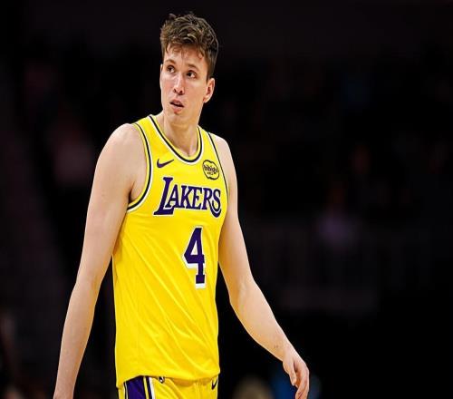 表現(xiàn)不佳也就算了，湖人側(cè)翼新星甚至在心態(tài)上都出現(xiàn)了失衡