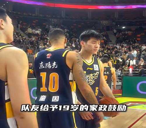 谁注意到！广东队输球后，有1个人久久不肯离开，眼中带泪