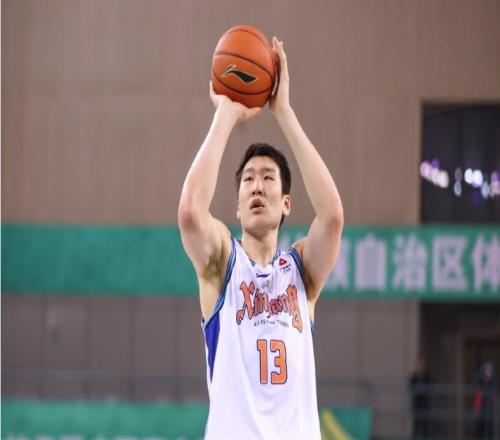 郭士強觀戰(zhàn)！新疆險21分逆轉(zhuǎn)廣州阿不都11+11籃板超杜鋒