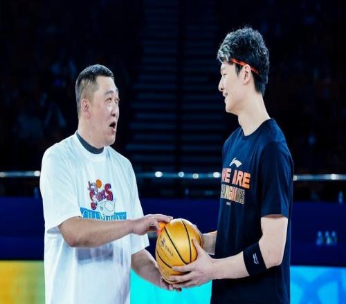 銘記場(chǎng)面?zhèn)髌嬷鼐壑鲌?chǎng)，上海男籃生日夜取得七連勝