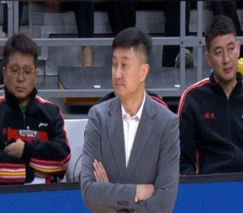 廣東為何遭逆轉(zhuǎn)杜鋒都懵了，胡明軒低迷，內(nèi)線麻煩，奎因曝弊端