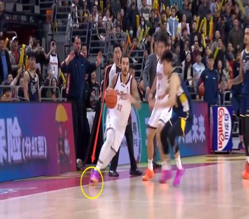 實(shí)錘了！約克絕殺三分沒(méi)有踩線的證據(jù)找到，杜鋒罵錯(cuò)裁判了