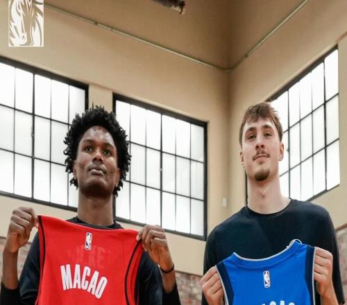 2026年中國(guó)賽落戶澳門(mén)，阿門(mén)和弗拉格手持26號(hào)“Macao”球衣