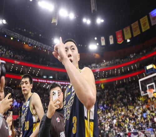 杜锋护犊子！胡明轩11中3不让首发，快攻手滑，广东被绝杀不怨