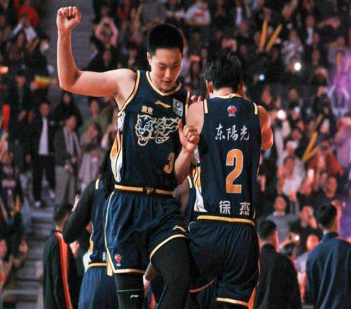 拿600萬，11中3還嫉妒徐杰，球迷：徐杰受傷你笑，徐杰三分你苦臉