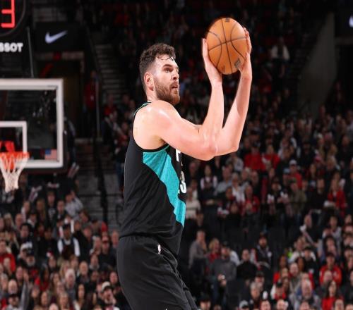 12分17板3帽+2记三分！开拓者21岁2米18神塔进化：杨瀚森上位好难