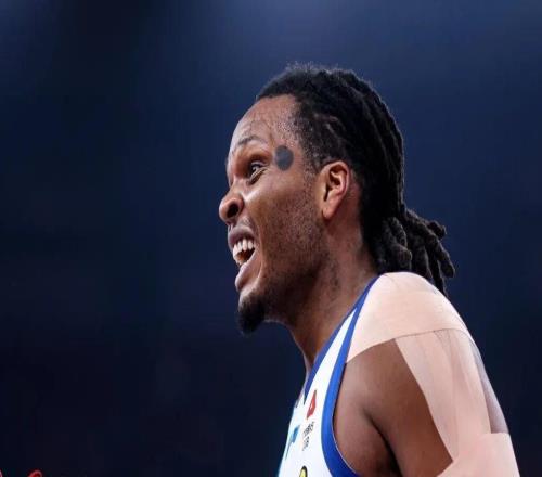 常規(guī)賽第11輪浙江方興渡客場不敵上海久事，胡金秋22分4籃板，朱俊龍傷退