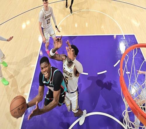 可惜側(cè)翼新秀因傷提前離場(chǎng)了！否則灰熊真的未必會(huì)輸給湖人