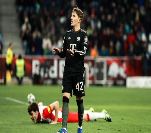 何意味倫納特卡爾在友誼賽進(jìn)球后做出雙手下壓的動(dòng)作