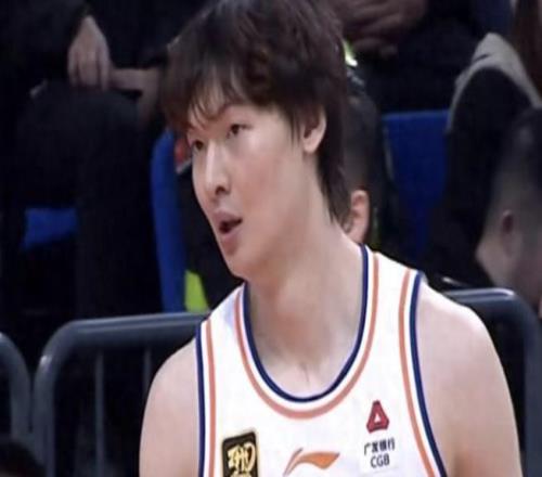 王哲林21分上海轻取青岛跃居榜首，八连胜上海不再软脚蟹