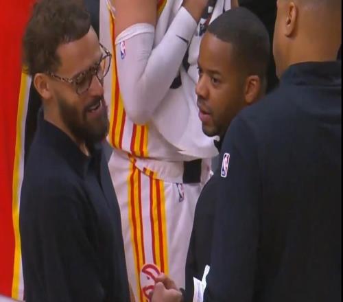 這就是NBA，特雷楊被交易時(shí)還坐在替補(bǔ)席，隨后被叫回更衣室