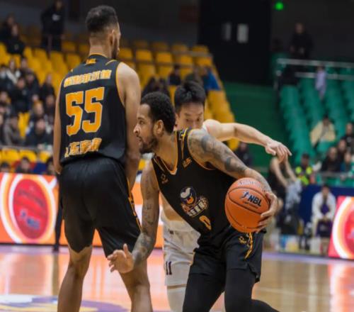 齊魯籃球情未了，少帥對決見真章，山東男籃勝貴州收獲主場三連勝