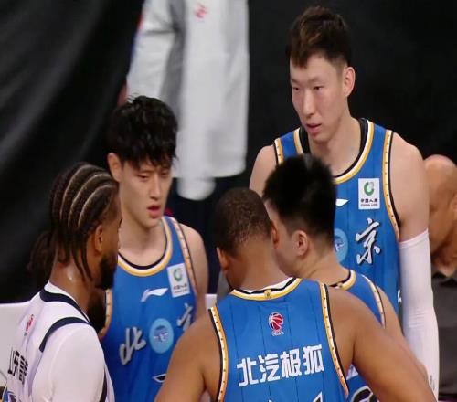 CBA爆大冷！山東2分險(xiǎn)勝北京，周琦遭隔扣，超級外援22分讀秒絕殺