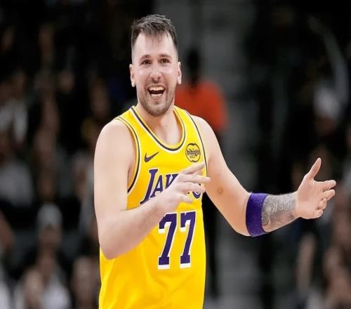 雷迪克甩锅都甩不明白！喊暂停场上没听到，回放却显示示意进攻！