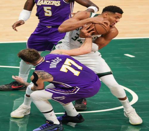 不躲了！湖人半場(chǎng)5261雄鹿，看數(shù)據(jù)：他是頭號(hào)罪人！