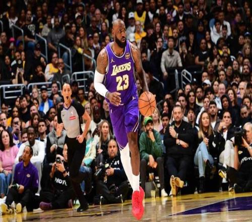 里程悲！詹姆斯達(dá)成湖人生涯3500助攻準(zhǔn)三雙末節(jié)13分難阻惜敗