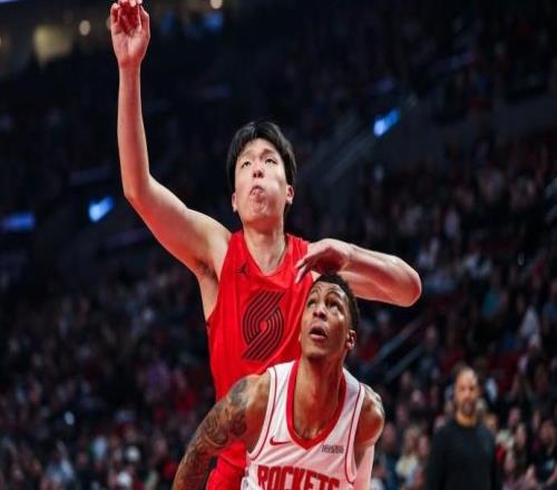 楊瀚森半場3分55秒2中0無數(shù)據(jù)入賬僅2犯，遭亞當(dāng)斯撞頭后被換下