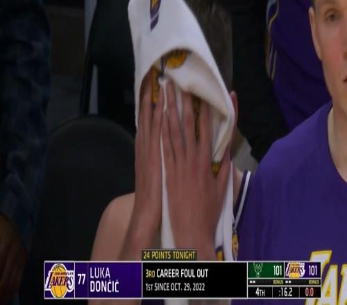 東契奇6犯離場細(xì)節(jié)：怒摔護膝毛巾捂臉湖人本季首次關(guān)鍵時刻輸球