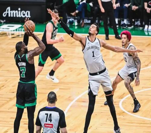 馬刺終結(jié)6連??！文班替補(bǔ)21+6+3帽，布朗空砍27+8，卡斯?fàn)栯U(xiǎn)受傷