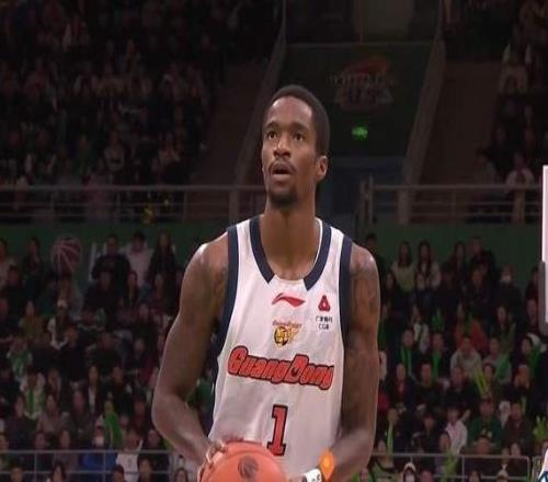 真強(qiáng)大！廣東狂虐遼籃30分，3大強(qiáng)援合砍71分，楊鳴被杜鋒打服了