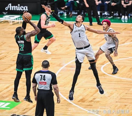 馬刺逆轉(zhuǎn)！布朗27+8犯大錯(cuò)，文班21+6全隊(duì)第一，?？怂?1+9創(chuàng)紀(jì)錄