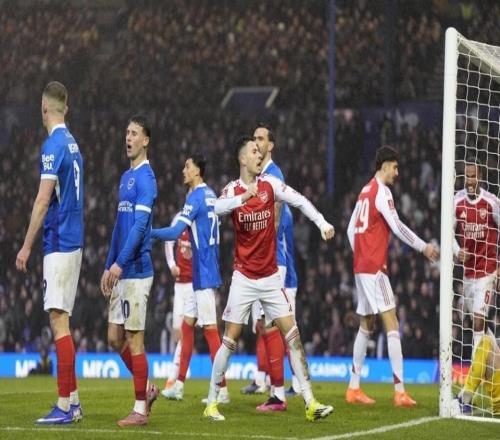 馬丁內(nèi)利戴帽！職業(yè)生涯首次，阿森納角球擋不住，單季已入17球