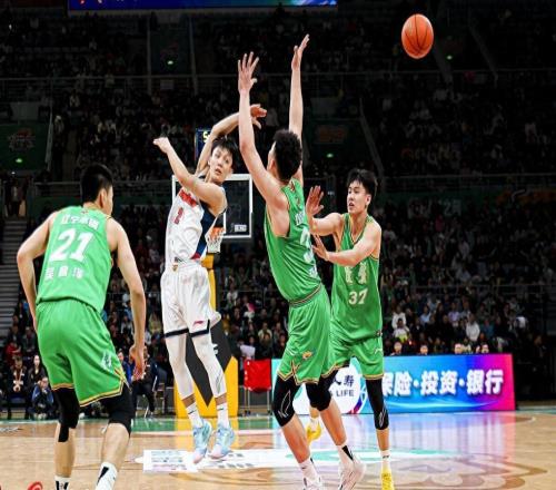 30分大?。∵|籃兩點(diǎn)不如廣東，亨特首秀沒亮點(diǎn)，楊鳴賽后發(fā)火