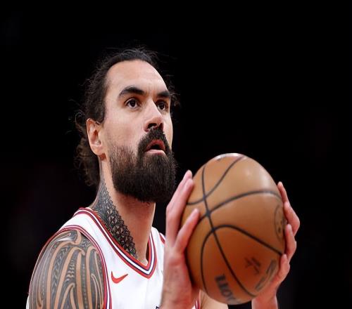 確實能搶到前場籃板，但火箭替補中鋒實在是缺乏基本的得分能力