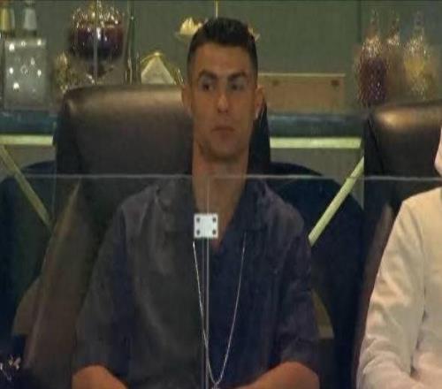 C羅現(xiàn)場(chǎng)目睹皇馬負(fù)于巴薩，表情全程引關(guān)注