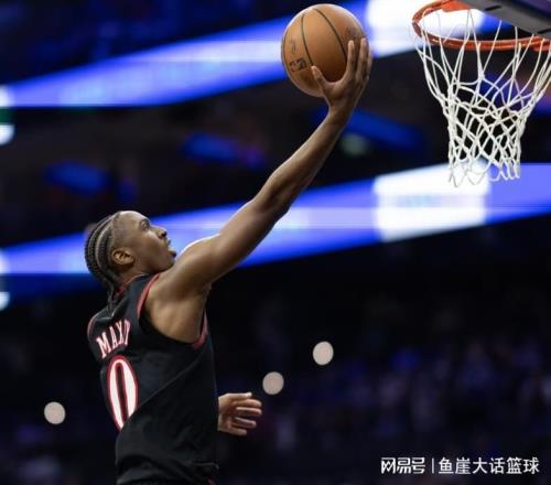 險(xiǎn)勝！巴恩斯31+7罰球絕殺，馬克西35+5勇士舊將真盡力，裁判搶戲