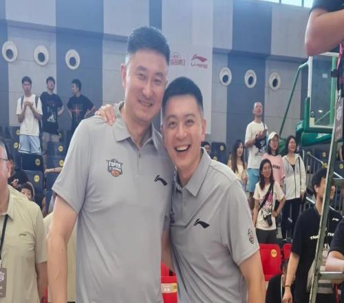 付豪撞飛徐杰，遼籃技術(shù)臺(tái)竟帶頭鼓掌焦泊喬還被遼籃球迷辱罵