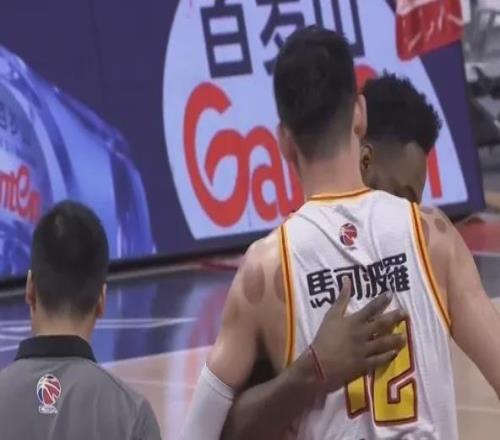 離譜的場邊廣告牌！傷多少球員了可CBA還不改