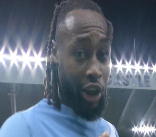 終場時對著鏡頭說啥了塞門約：第二個進球應該算的