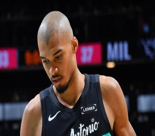 王者歸來取大勝！光頭文班22+10完壓字母膝蓋被撞后5記三分超準(zhǔn)