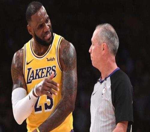 詹皇肘擊對(duì)手后腦，裁判卻吹對(duì)方犯規(guī)！黃蜂挑戰(zhàn)失敗，全隊(duì)看呆了