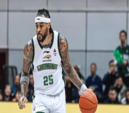 辽宁半场压制新疆！继伟完美复出，威尔斯手帝齐爆，新疆3人死顶