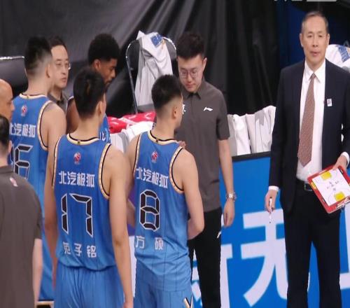 北京男篮8分险胜，陈盈骏23+5+5翟晓川14+7，曾凡博13+4周琦缺阵