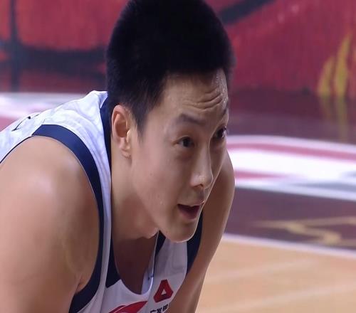 廣東28分大勝四川！胡明軒轟26分天神下凡，徐杰4失誤繼續(xù)夢(mèng)游