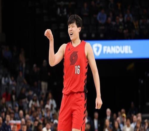 填满数据栏，杨瀚森半场7分30秒2中1得2分1板1助1断1帽0失误